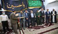 مراسم تجلیل از گروه جهادی بازسازی کنند مقبره شهید رئیسعلی دلوار در حسینه دلوار برگزارشد 